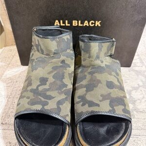 All Black Women's Camouflage Sandals